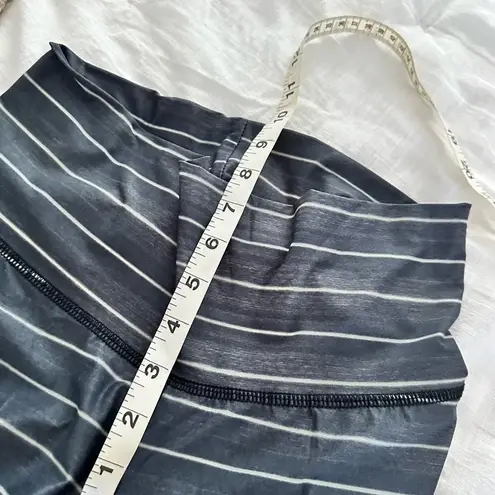 Teeki Women’s Small Grey Striped Hot Pant Leggings