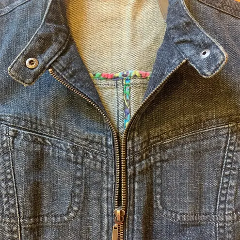 Liz Claiborne  dark wash blue denim zip up jacket. Snap collar women’s small