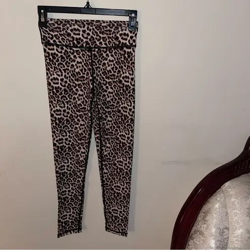 Zyia Active Wear Leopard Print Scrunch Butt 7/8 legging Size 4