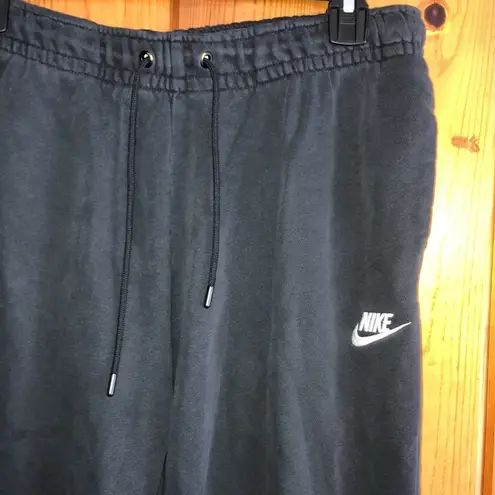 Nike  Sweatpants jogger track pants workout active wear size medium black pants​