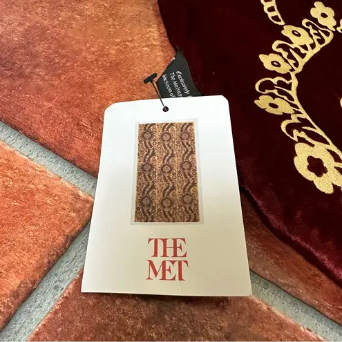 NWT The Met Tudor Rose Velvet Scarf Red