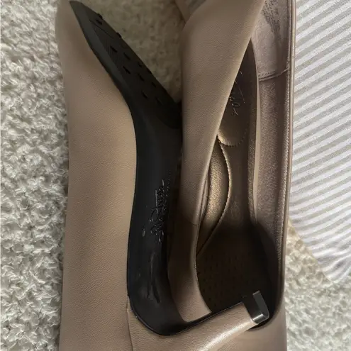 Life Stride Tan Heels Elegant Comfort