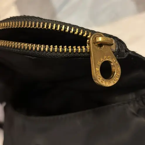 Marc by Marc Jacobs BLACK NYLON CROSSBODY W/ GOLD HARDWARE
POCKETS IN & OUTSIDE