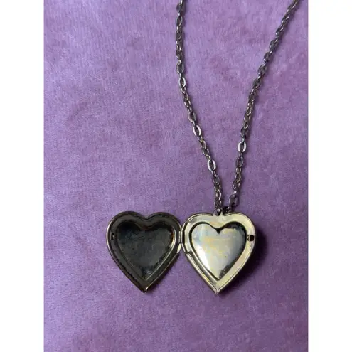 Vintage Gold Tone Barbie Etched Heart Locket Photo Pendant Chain Necklace Y2K