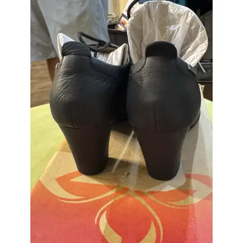 Comfortiva Neacy Waterproof, Black, Waterbuck Waterproof, Size 6 Witchy Bootie Black