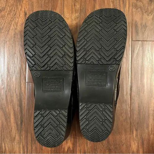 Sanita Womens Patent Leather Crocodile Textured Black Professional Clog Shoe 9.5