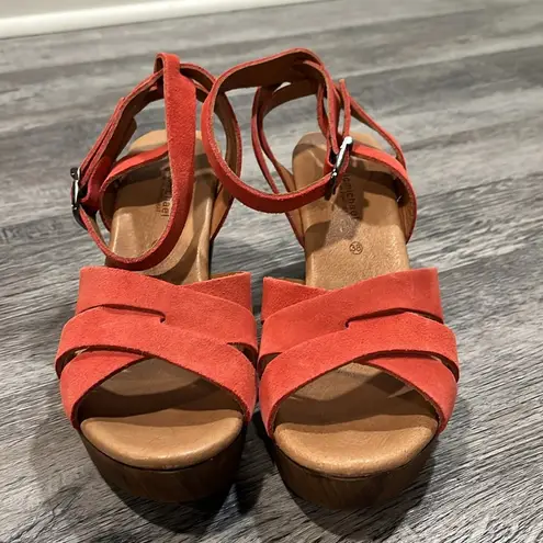 Eric Michael  NIB Luna red suede sandal wood platform heels - 38