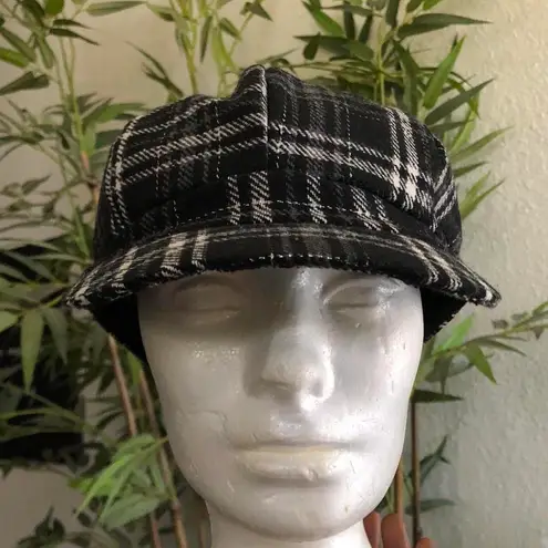 2000s Y2K Black and white plaid baker boy newsboy cap London European style Excellent condition Elastic cap band to fit multiple sizes