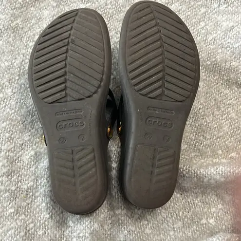 Crocs  Brown‎ Gold Sanrah Flip Flops Thongs Sandals Wedge Size 7