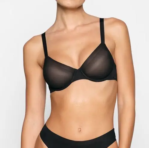 SKIMS NWT No Show Molded Unlined Demi Bra