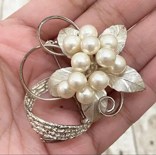 Vintage Unsigned Faux Pearl 3D Flower Brooch