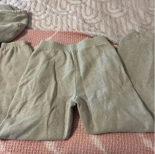 Aritzia Tna Joggers And Zip Up Hoodie Set