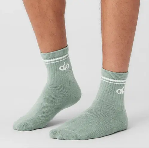 Alo Yoga NWT  Unisex Half-Crew Throwback Sock Icy Sage/White Small