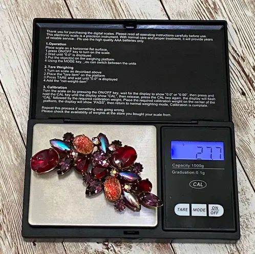 Press Vintage Stunning KRAMER Satin Glass Brooch