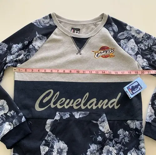 Nba  Cleveland Cavaliers Floral Print Crewneck Sweatshirt Size Medium NWT