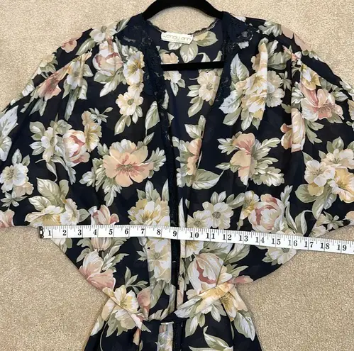 Wendy Ann Vintage Imported Fabric Lace Black Floral Robe Kimono Fits XS/S Read