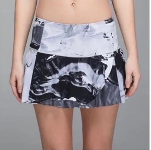 Lululemon  Hit Your Stride Skirt Skort Biggie Pigment Wave‎ White Black Size 6 thumbnail 1