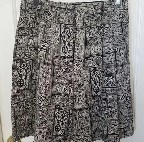 Bermuda Bette & Court Black and Tan Tribal Pattern  Shorts Size 10