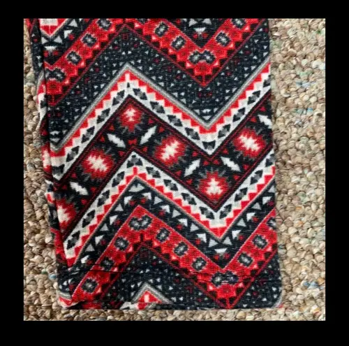 Mix & Co red zig- zag winter leggings. Size medium
