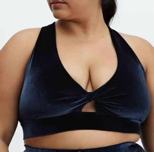 Fabletics NWOT  Oasis Twist Velour Sports Bra Size 4X Velvet Blue Removable Cups