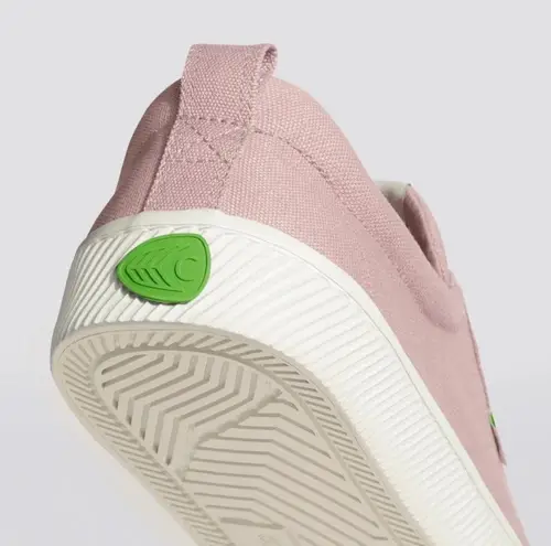 Cariuma Oca Low Canvas Sneakers in Rose Pink Size 7