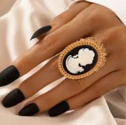 Black And White Cameo Oval Gold Ring
