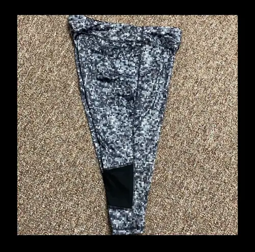 Avia capris length blk gray yoga pants - size medium