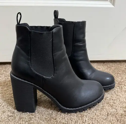 Soda Glove - Ankle Boot w/Lug Sole