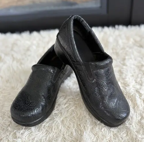 Womens Yuu Bethany Black Leather Embossed Slip On Comfort Work Clogs Shoes 9