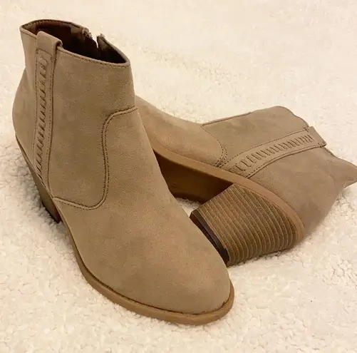 Jessica cline Baylee Booties Womens 7W Beige Side Zip Block Heel
