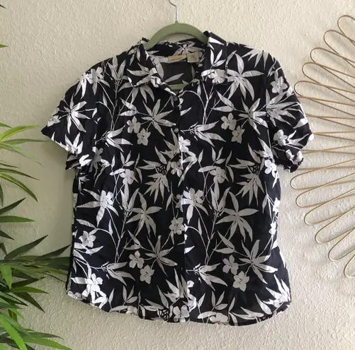 st. john's bay 100% Cotton floral print short sleeve lightweight button up down vacation Hawaiian shirt black and white (Size Petite Large)