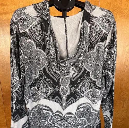 cj banks Gorgeous Sparkly  Tunic with a fun Black, White and Silver Design.  EUC