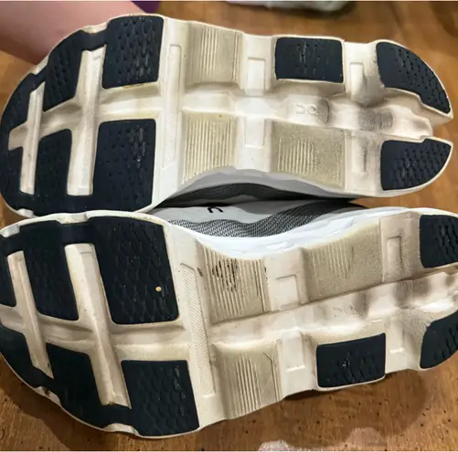 on cloud Running Shoes