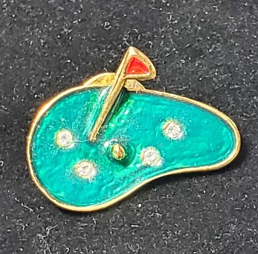 Enamel Golf Course Lapel Pin Gold Tone Back Unsigned 1/2"