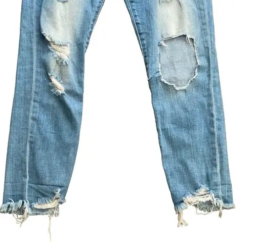 Hidden Jeans  Distressed Cropped Light Wash Jeans with a Raw Hem. Size 26.