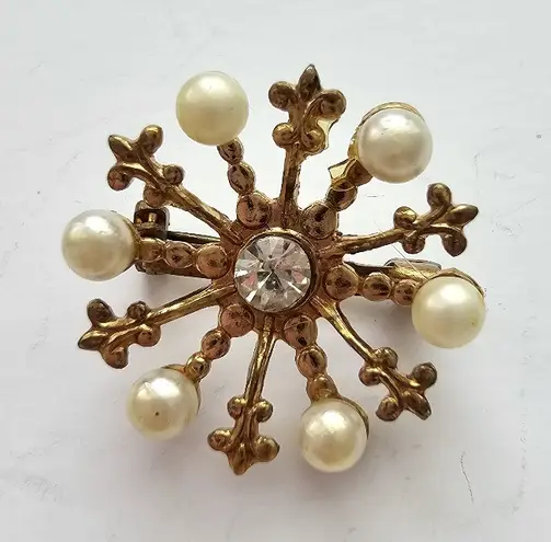 Gold Tone Metal Starburst Sunburst Brooch Pearl & Rhinestones Space Age
