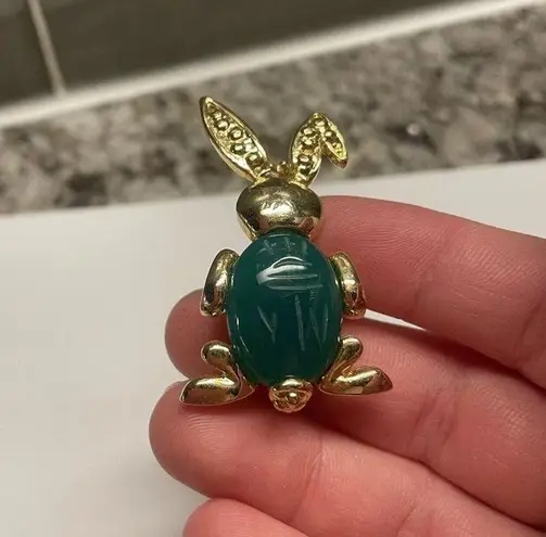 Brooch Pin Gold Tone / Green Carved look