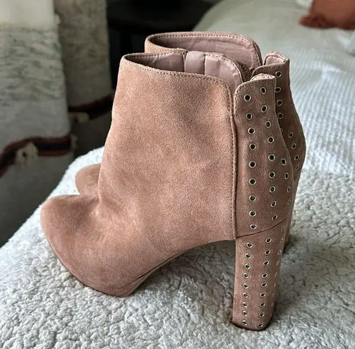 Guess  Women's 9 Beverly Faux Suede Eyelet Studded Heeled Bootie Camel Brown