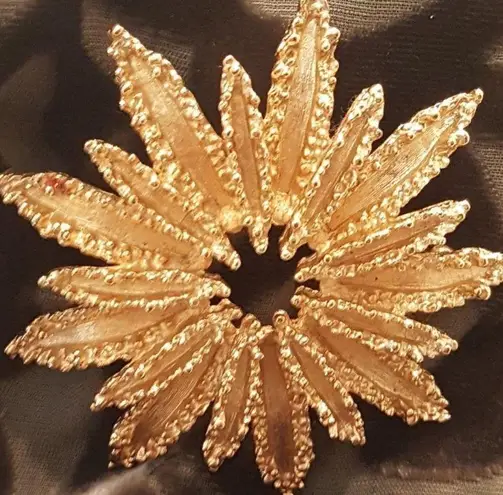 Lucy Avenue AVON VINTAGE πππππ¬ SIGNED GOLD TONE FLOWER DESIGN β STARBURSTβ BROOCH