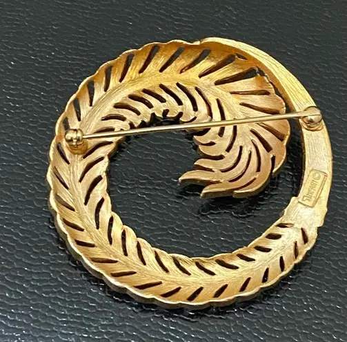 Trifari Vintage 50’s Signed Crown  Gold Tone Wheat Leaf Round Wreath Brooch Pin