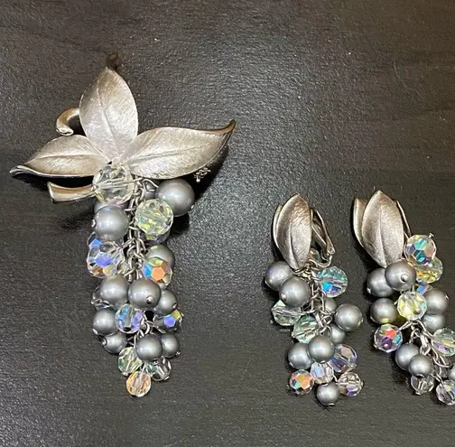 Vintage Unsigned Beaded Pearl Crystal Grape Bunch Cluster Brooch & Earrings Set