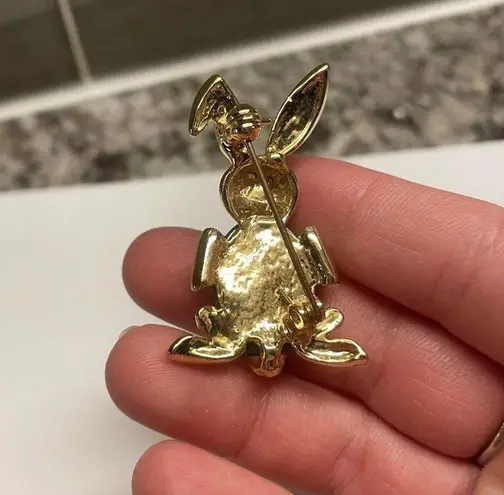 Brooch Pin Gold Tone / Green Carved look