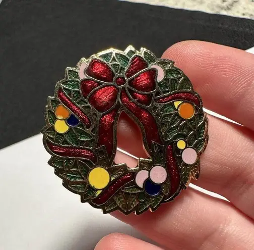 Signed Centennia 1979 Enamel Wreath Christmas Holiday Gold Tone Brooch Pin