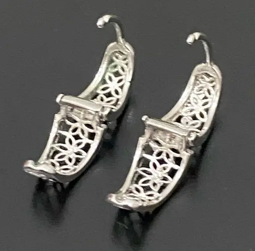 925 Signed Sterling Silver Flower Filigree Huggie Mini Hoop Earrings 3g.