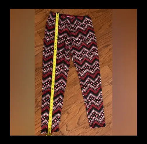 Mix & Co red zig- zag winter leggings. Size medium