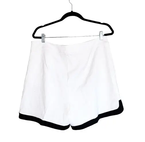 White House | Black Market NWOT  BLACK TRIM WRINKLE FREE SHORT WHITE 14