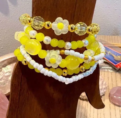 Handmade Beaded stretchy friendship bracelets flowers yellow gold white
