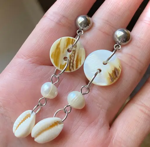 Handmade natural shell buttons/natural cowrie seashell/natural freshwater pearl dangle earrings 🌀💕