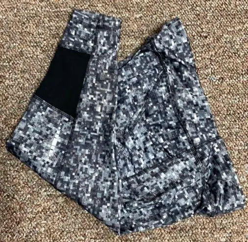 Avia capris length blk gray yoga pants - size medium