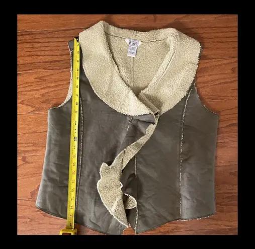 Karen Hart rugged army green faux suede vest with Sherpa Fleece - Size Medium